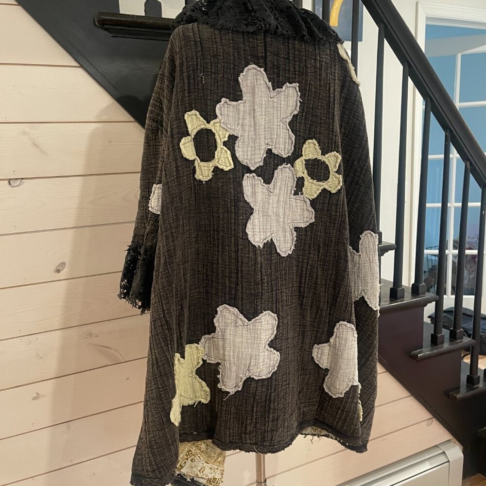 067Oli & Hali Flower Patchwork Lace Ruffle Sleeve Duster Washed Black Size Small - Picture 11 of 11